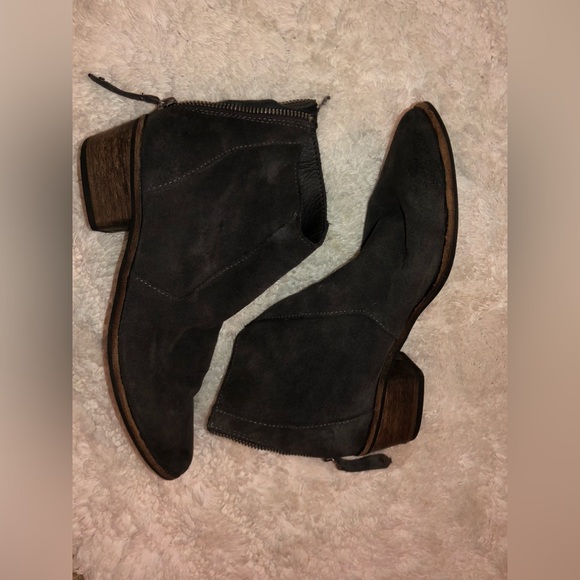 Dolce Vita ankle boots size 6 1/2 leather upper preowned

Bundle2save $ Shipping - Picture 9 of 10